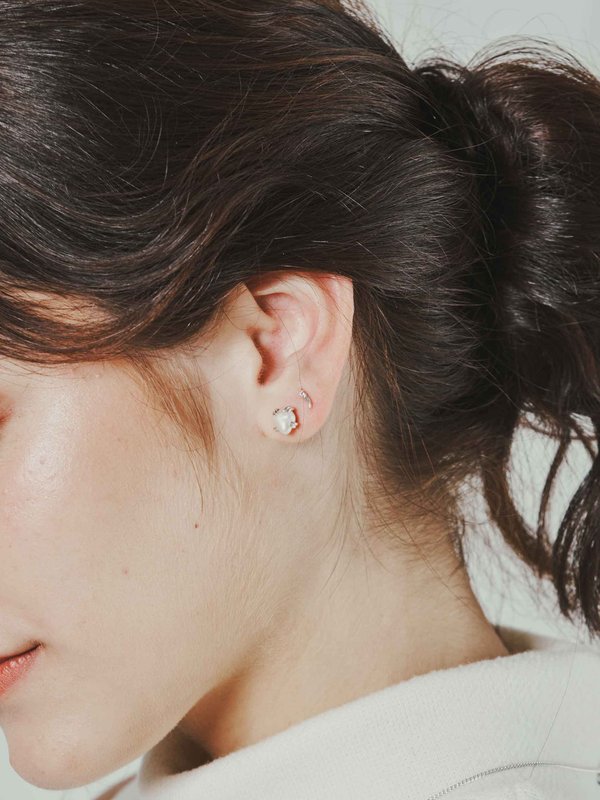 Quinn Ear Studs - Keshi Pearl in Silver