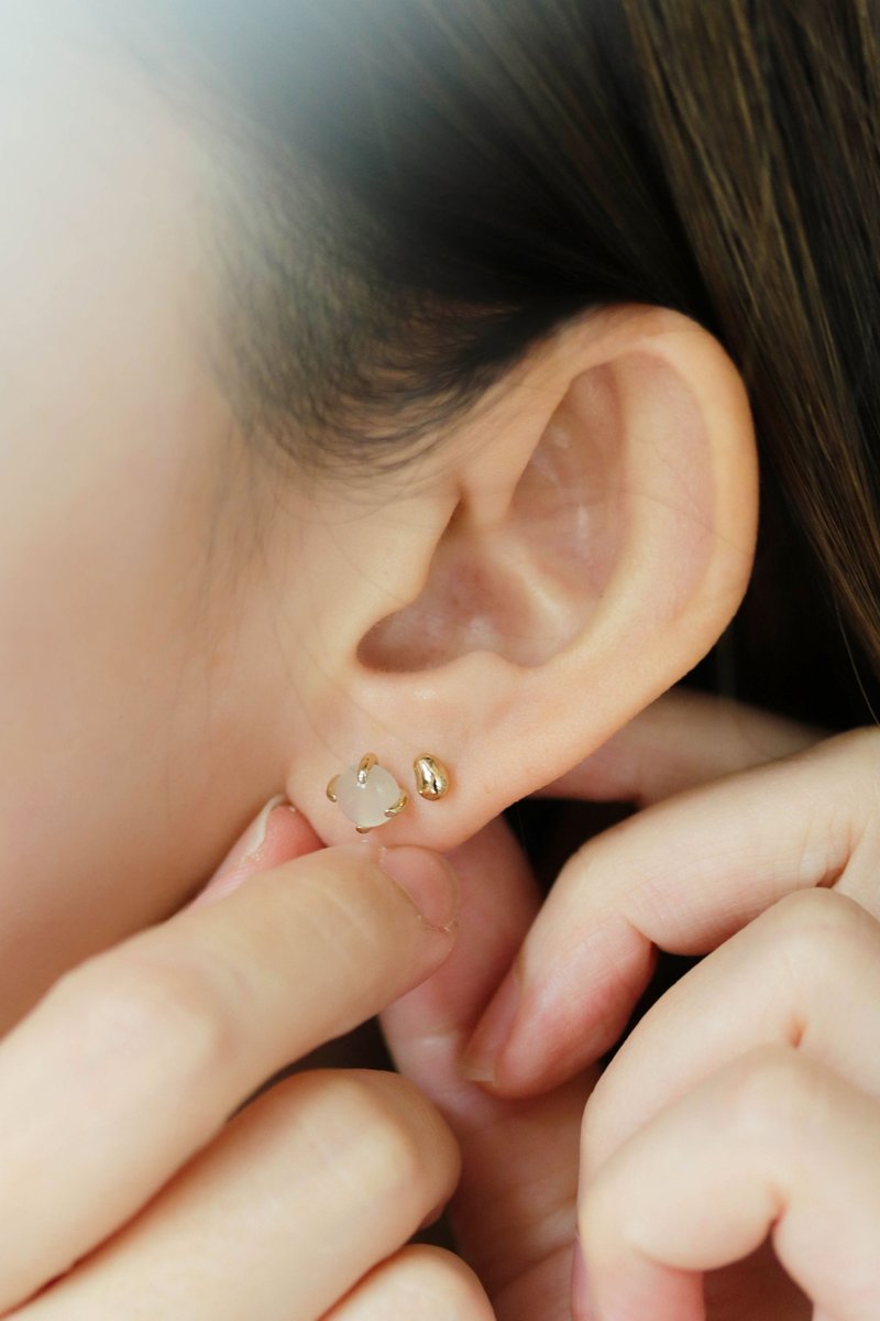 Basic Gold Ear Studs with Malachite
