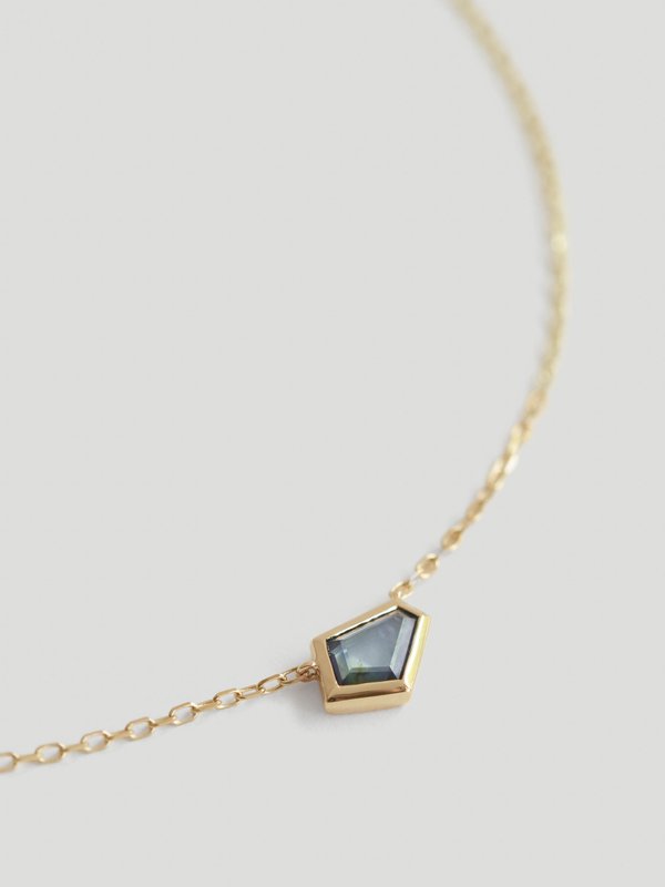 One-of-a-kind Stellar Necklace - Portrait-cut Sapphire in 18k Solid Gold 01