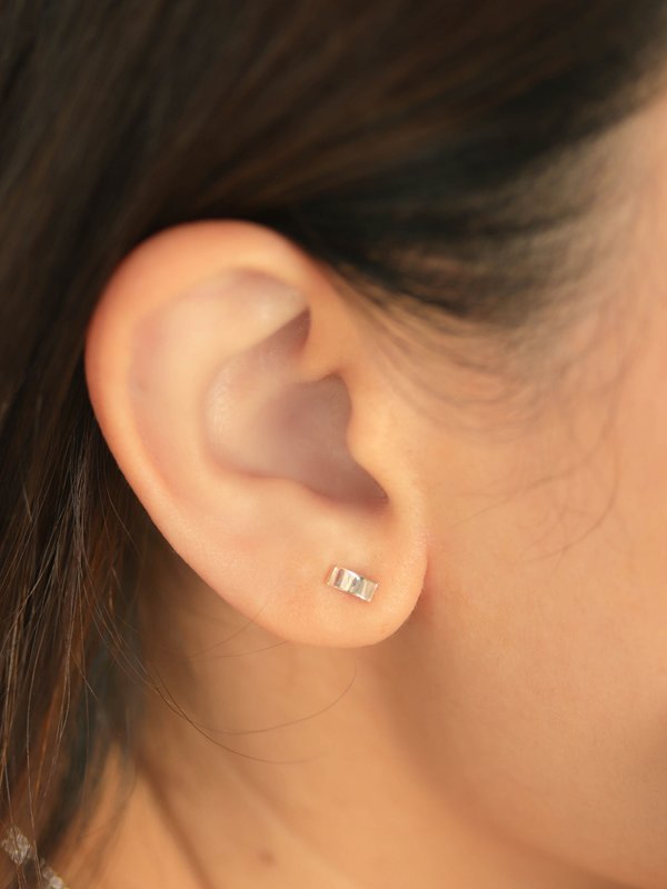 Sliver Threaded Labret Earring in 14k White Gold (Single)