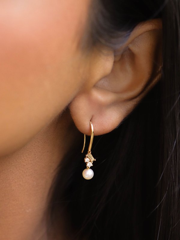 One-of-a-kind Adorn Earring - Champagne Sapphire and Diamonds with Freshwater Pearl in 18k Solid Gold 01