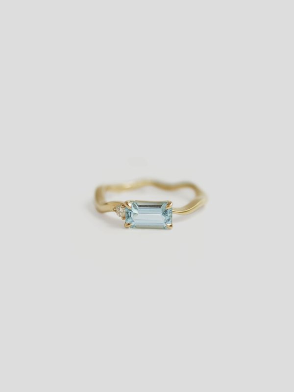 One-of-a-kind Inter Ring - Aquamarine and Diamonds in 18k Solid Gold 01