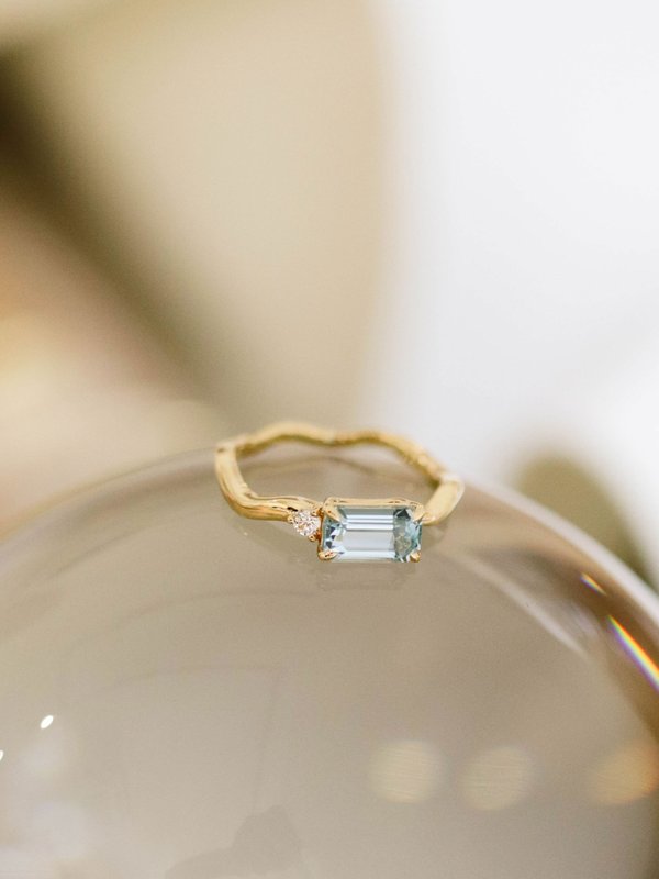 One-of-a-kind Inter Ring - Aquamarine and Diamonds in 18k Solid Gold 01