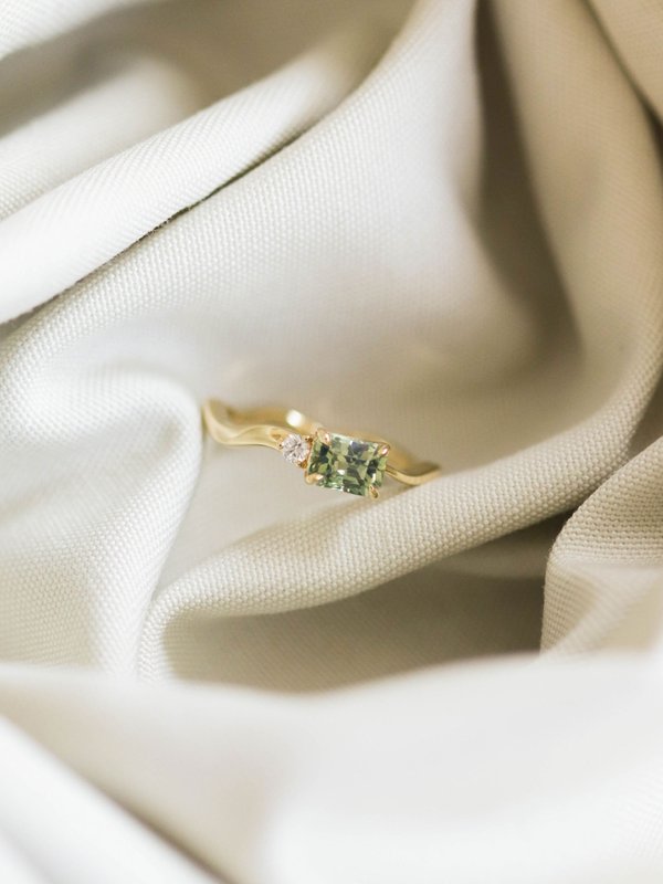 One-of-a-kind Inter Ring - Green Sapphire and Diamonds in 18k Solid Gold 02