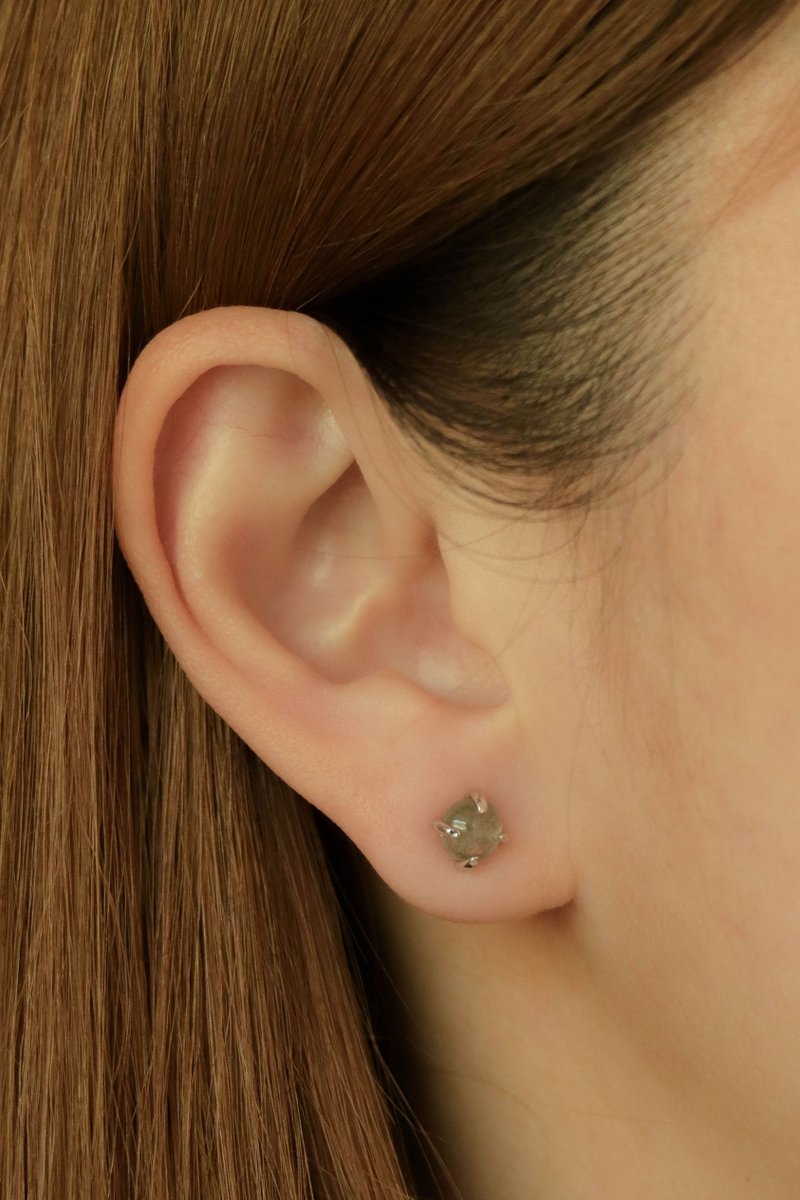 Basic Silver Ear Studs with Labradorite