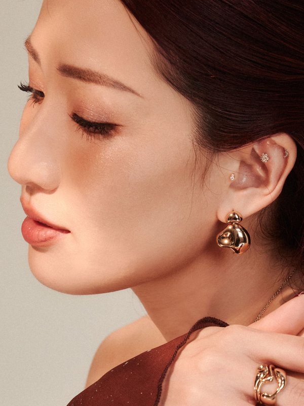 Strange x Curious 2024 - Como Earrings in Champagne Gold