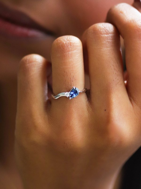 One-of-a-kind Inter Ring - Blue Sapphire and Diamonds in 18k Solid White Gold 03