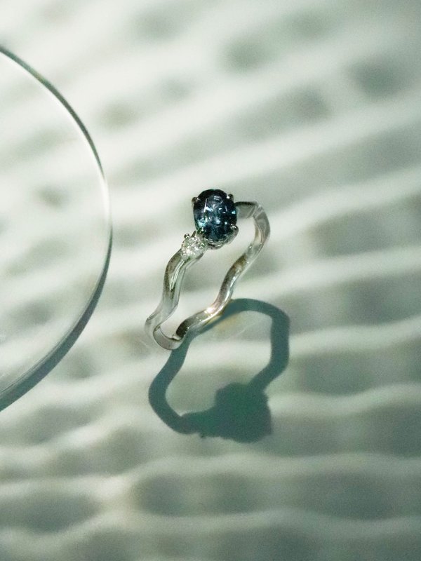 One-of-a-kind Inter Ring - Parti Blue Sapphire and Diamonds in 18k Solid White Gold 04