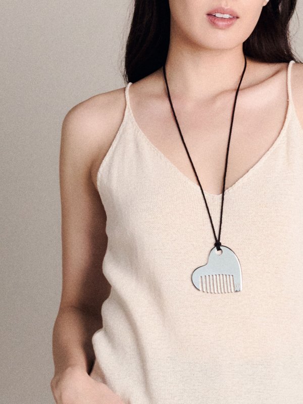 Curious Casa - 004 The Comb