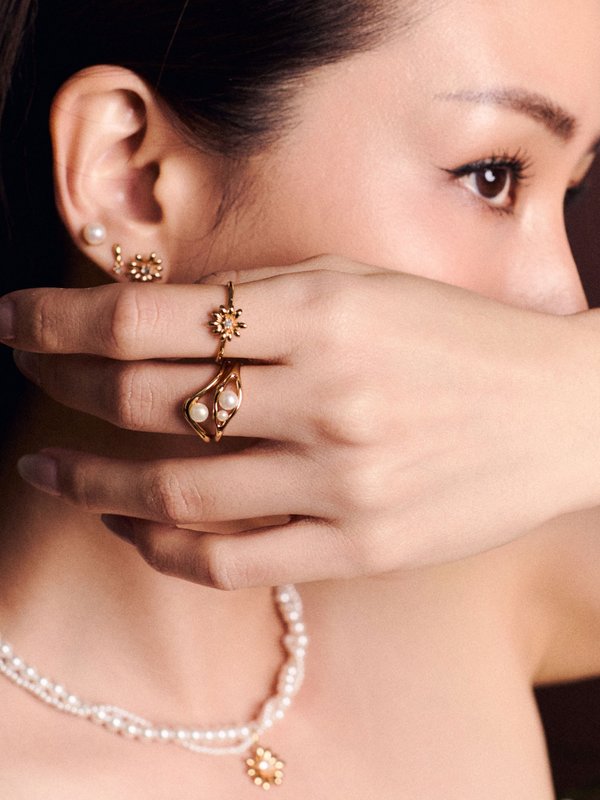 Strange x Curious - Pace Ring - White Topaz in Champagne Gold