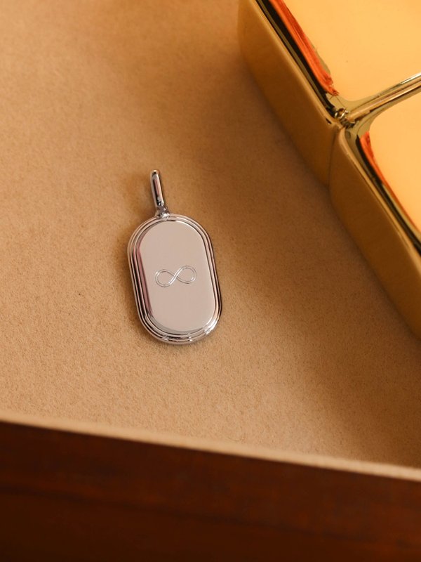 Sire Pendant (Medium) in Silver - Icon Series