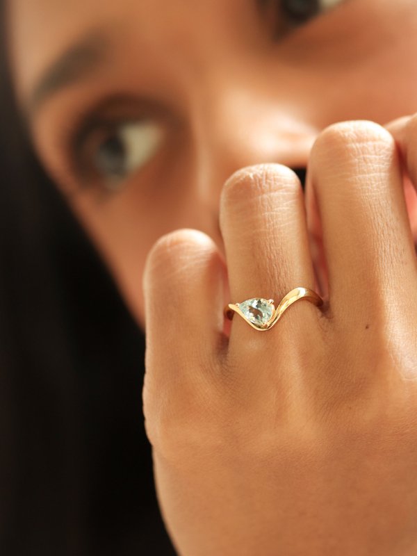 One-of-a-kind Cadence Ring - Aquamarine in 18k Solid Gold 01
