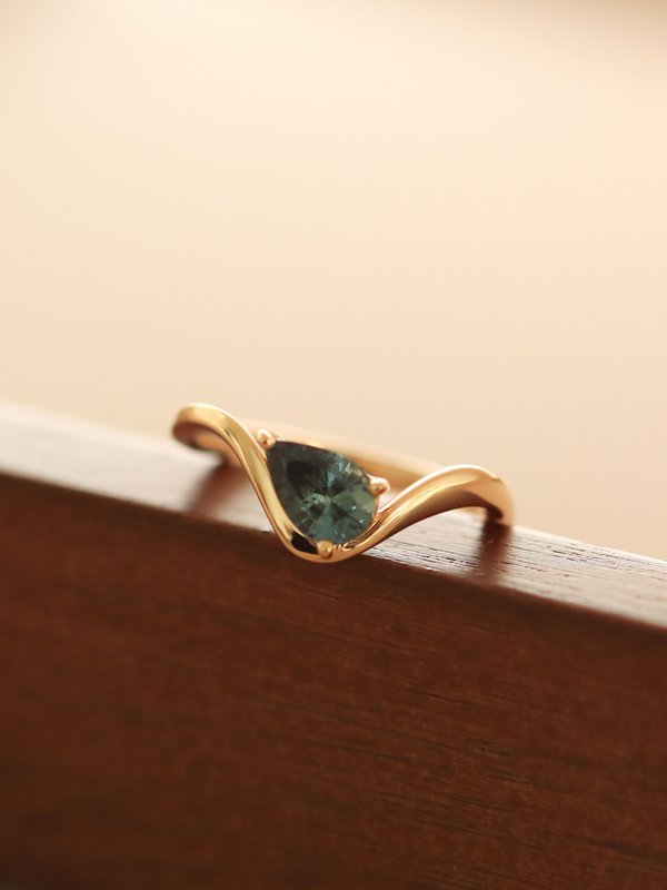 One-of-a-kind Cadence Ring - Teal Sapphire in 18k Solid Gold 02
