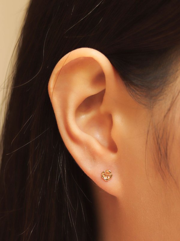 Violet Ear Studs in Champagne Gold