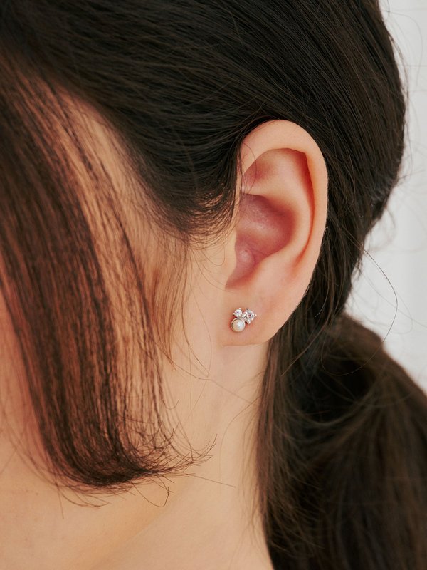 Numi Ear Studs - Freshwater Pearl in Silver