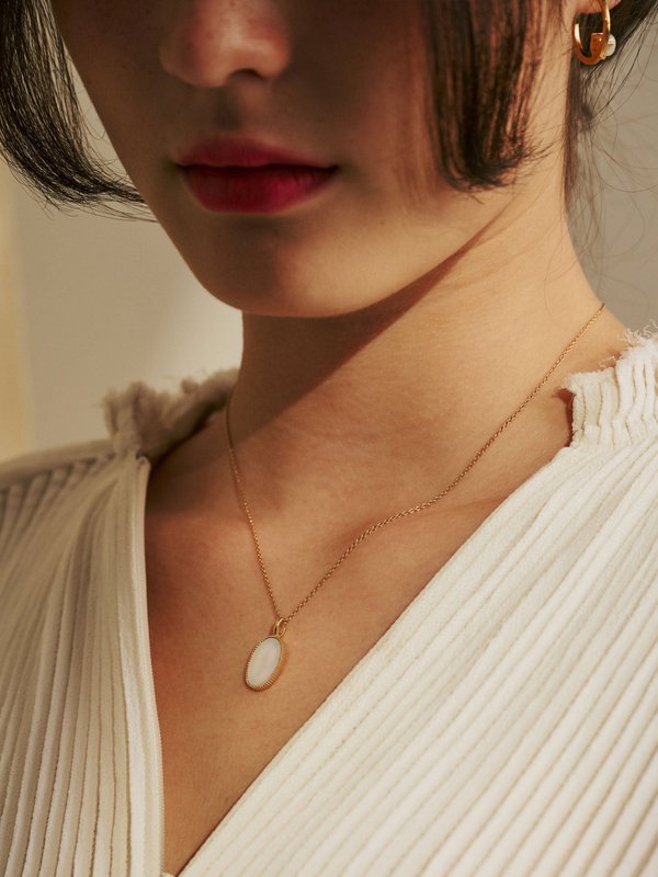 Naya Necklace - Mother of Pearl in Champagne Gold