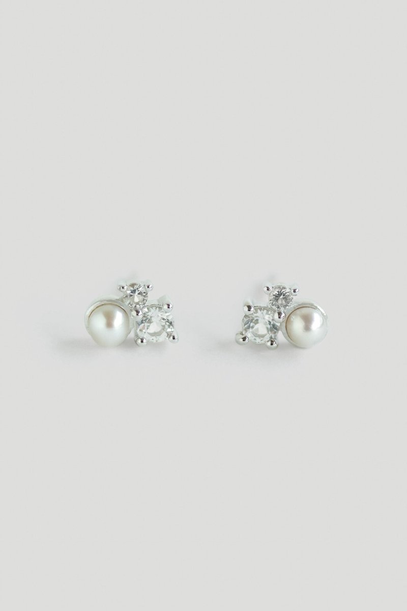 Numi Silver Ear Studs with Freshwater Pearl