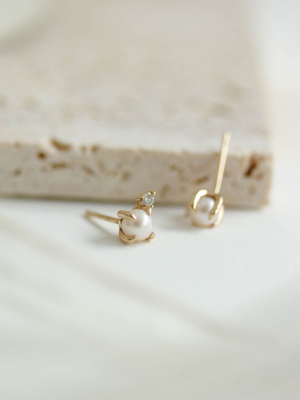 Ostrea Ear Studs - White Round Pearl & Diamond in 14k Gold