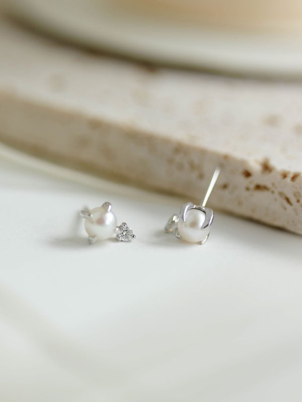 Ostrea Ear Studs - White Round Pearl & Diamond in 14k White Gold