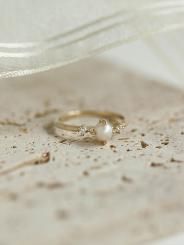 Ostrea Ring - White Round Pearl & Diamond in 14k Gold