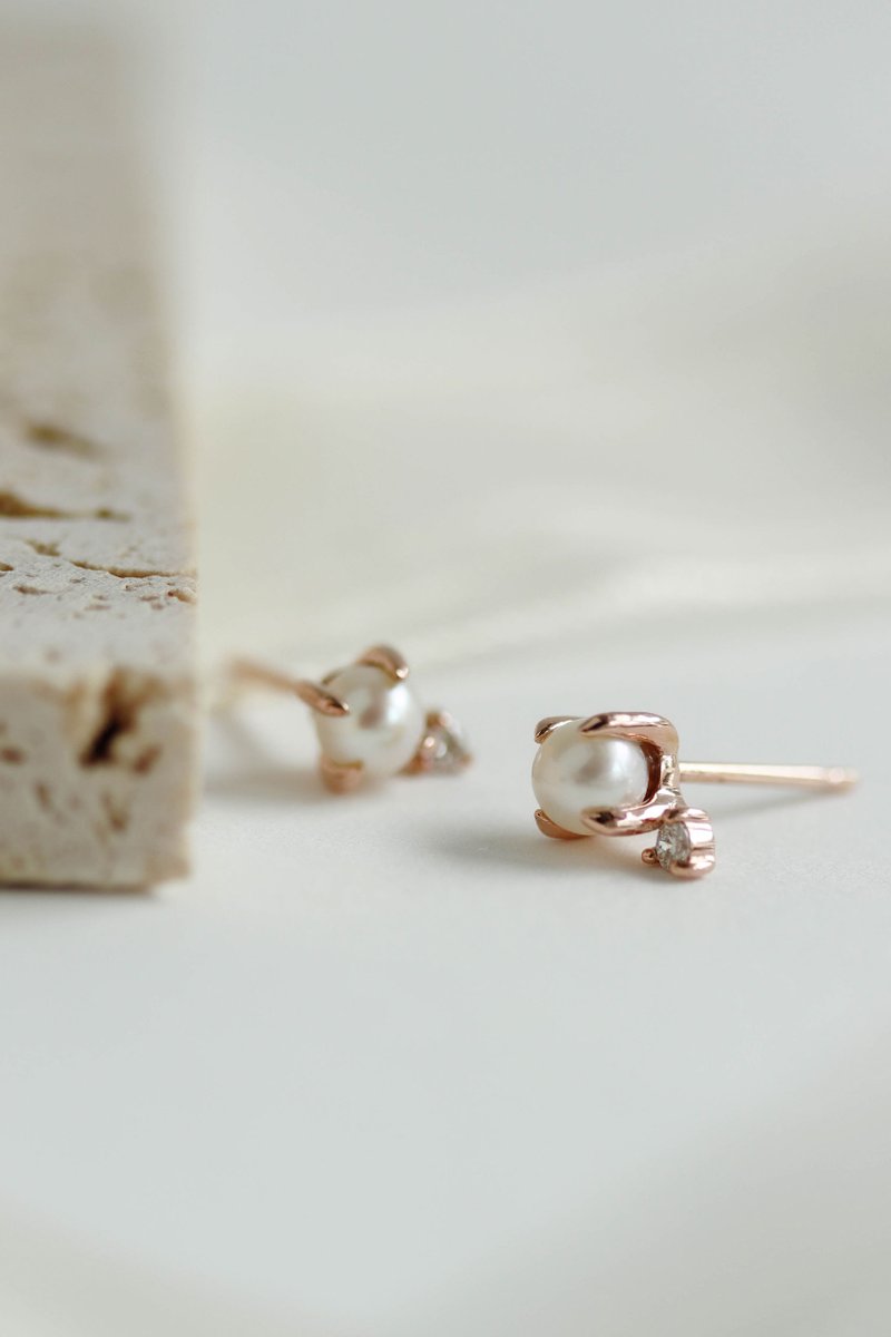 Ostrea Rose Gold Ear Studs with White Round Pearl & Diamond