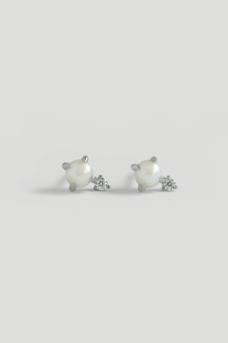 Ostrea White Gold Ear Studs with White Round Pearl & Diamond