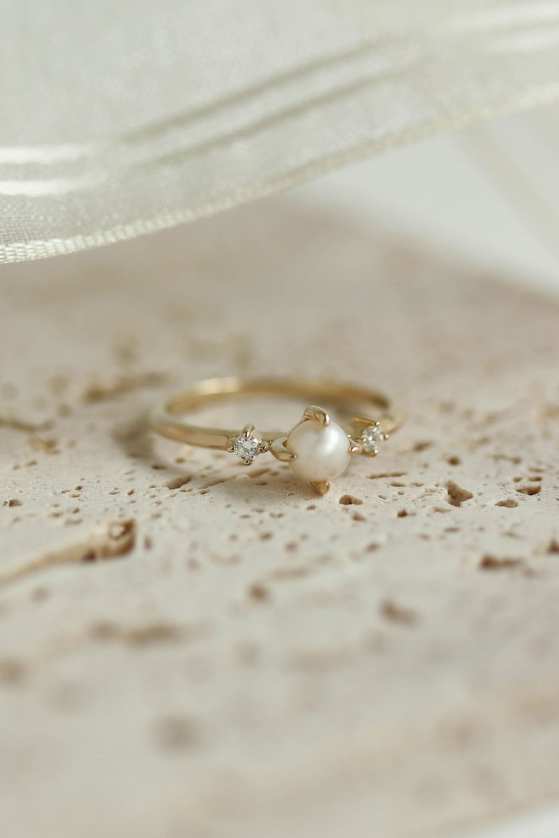 Ostrea Gold Ring with White Round Pearl & Diamond