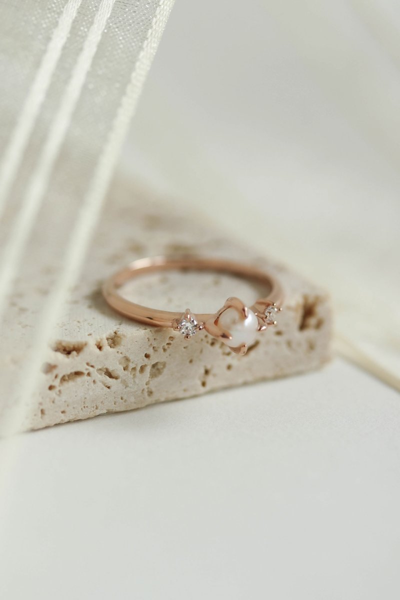 Ostrea Rose Gold Ring with White Round Pearl & Diamond