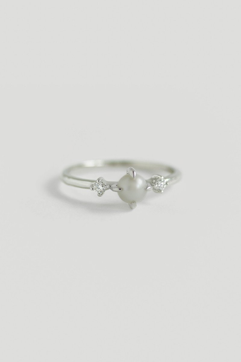 Ostrea White Gold Ring with White Round Pearl & Diamond