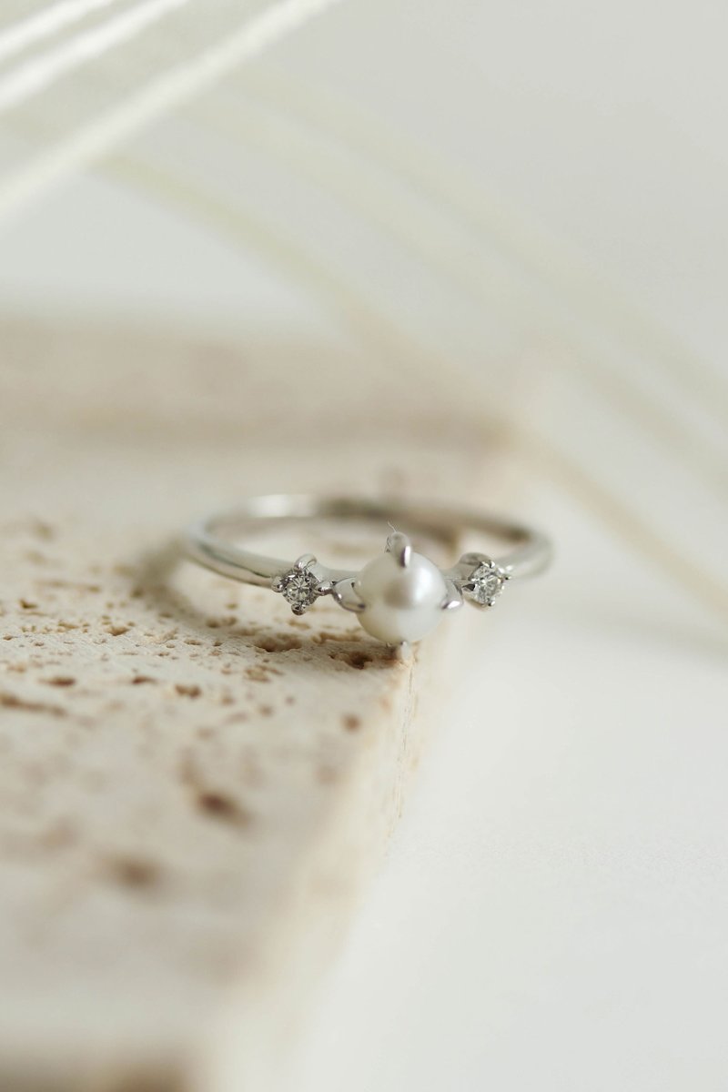 Ostrea White Gold Ring with White Round Pearl & Diamond