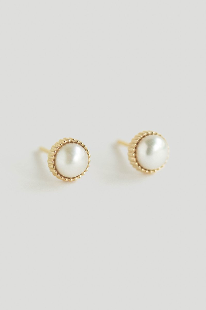 Nyssa Gold Ear Studs with Freshwater Pearl