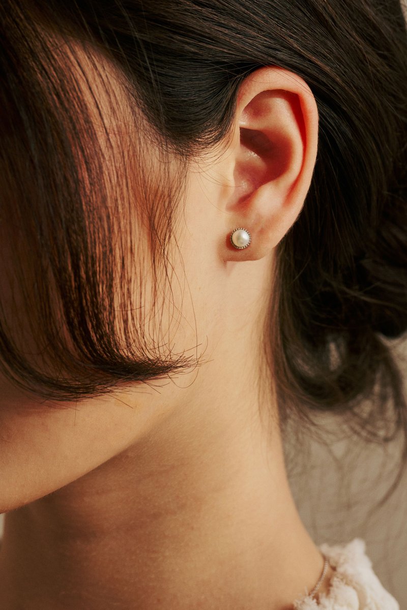Nyssa Silver Ear Studs with Freshwater Pearl