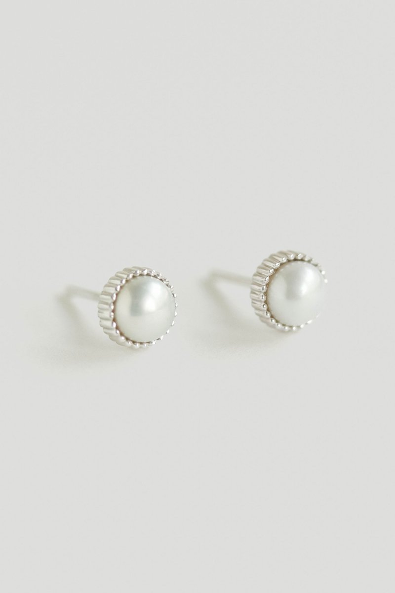 Nyssa Silver Ear Studs with Freshwater Pearl