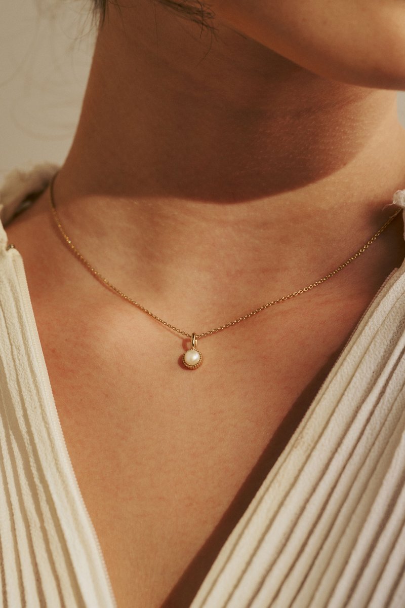 Nyssa Gold Necklace with Freshwater Pearl