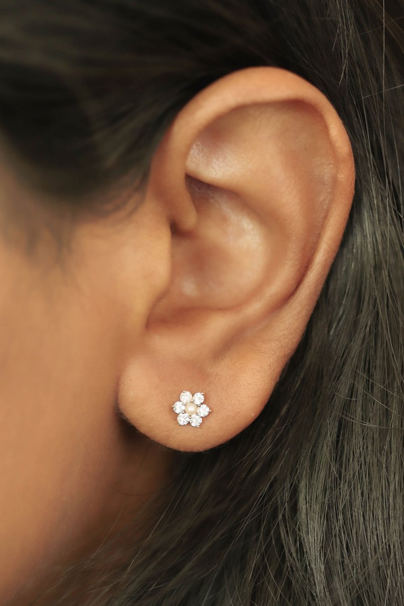 Daisy 14K White Gold Ear Studs with White Sapphire & Freshwater Pearl
