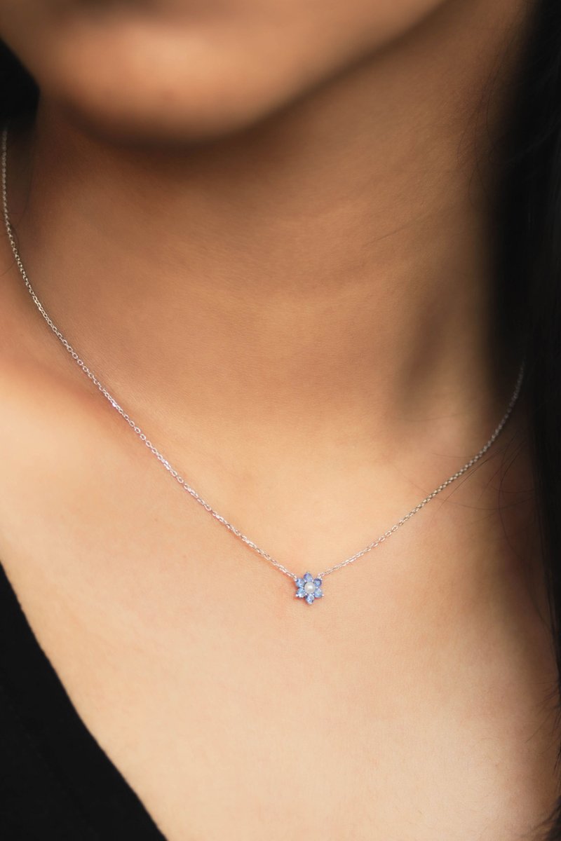 Daisy White Gold Necklace with Blue Sapphire and Freshwater Pearl