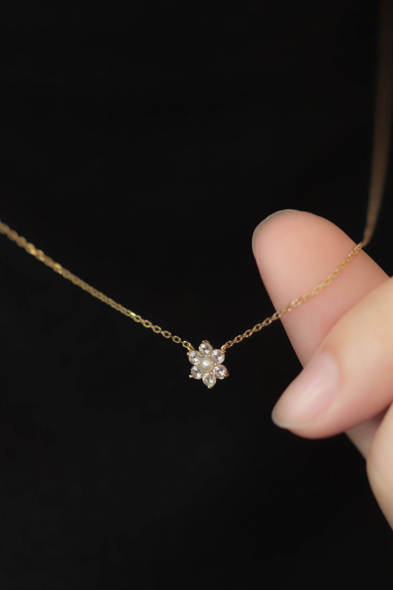 Daisy Gold Necklace with White Sapphire and Freshwater Pearl