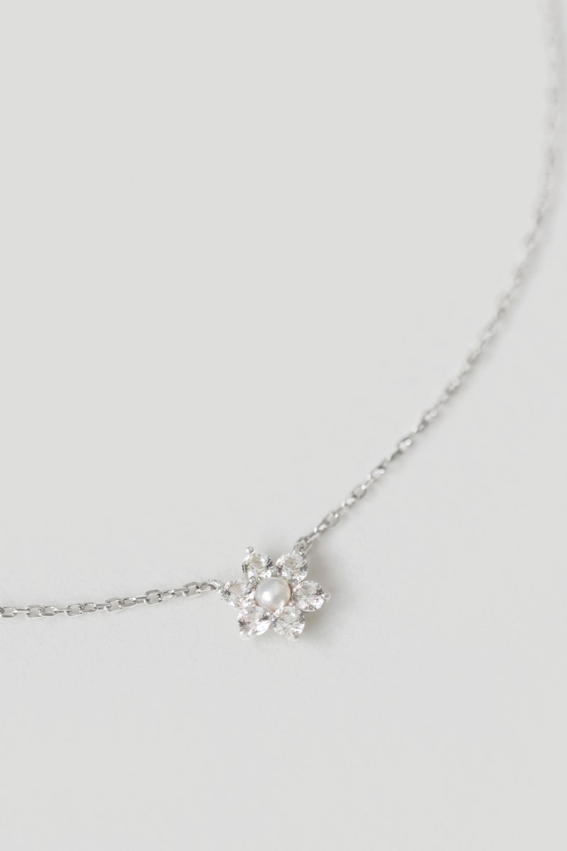 Daisy White Gold Necklace with White Sapphire and Freshwater Pearl