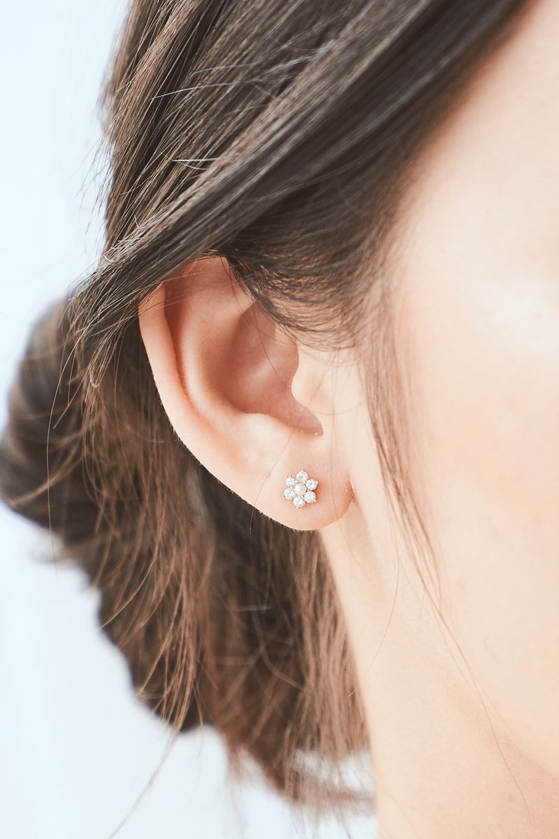 Daisy 14K Gold Ear Studs with White Sapphire & Freshwater Pearl