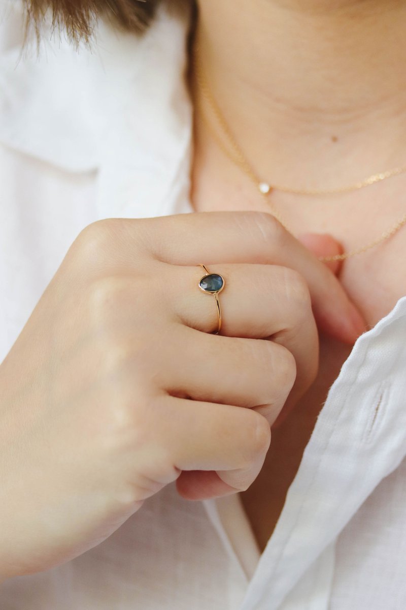 One-of-a-kind 18k Gold Sliced Sapphire Ring 02